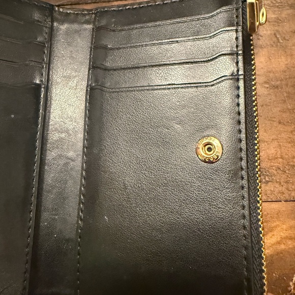 (USED-LIKE NEW) Marc Jacobs Black Leather Wallet, bought in 2025 - Picture 4 of 8